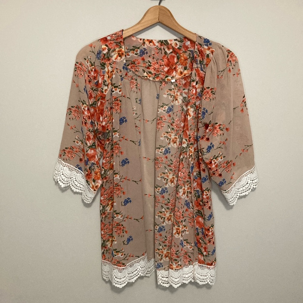 Women’s kimono, size small, tan brown with gorgeous flowers and lace trim